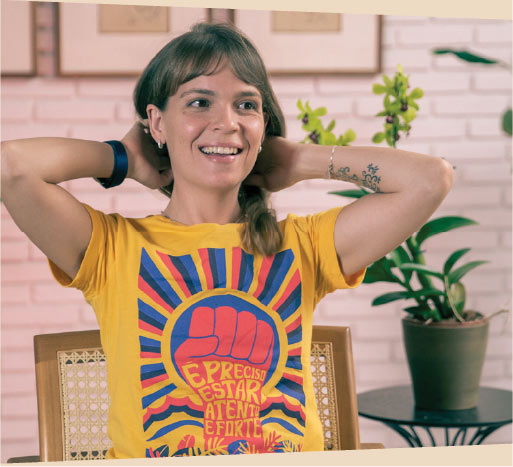Juliana Fauth sorrindo ao ar livre